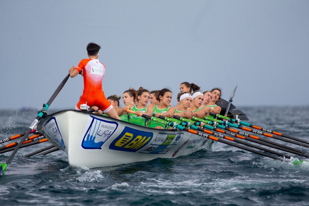 Mono de remo naranja de la Euskotren Liga